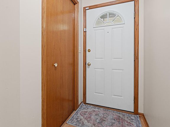 3rd image of 425 Fieldcrest Ln