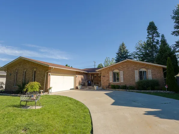 23355 Robert John St, Saint Clair Shores, MI 48080
