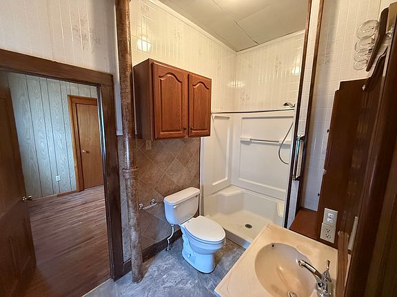 4th image of 528 W 2nd St