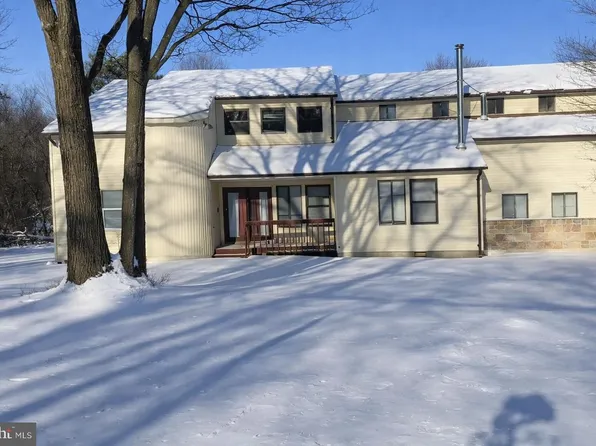 1689 Clover Rd, Long Pond, PA 18334