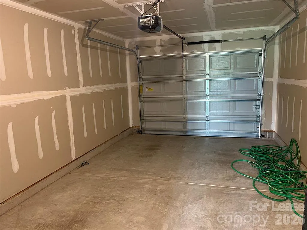 3 bed, 2.5 bath, 1564 sqft, $1,900 — Photo 4