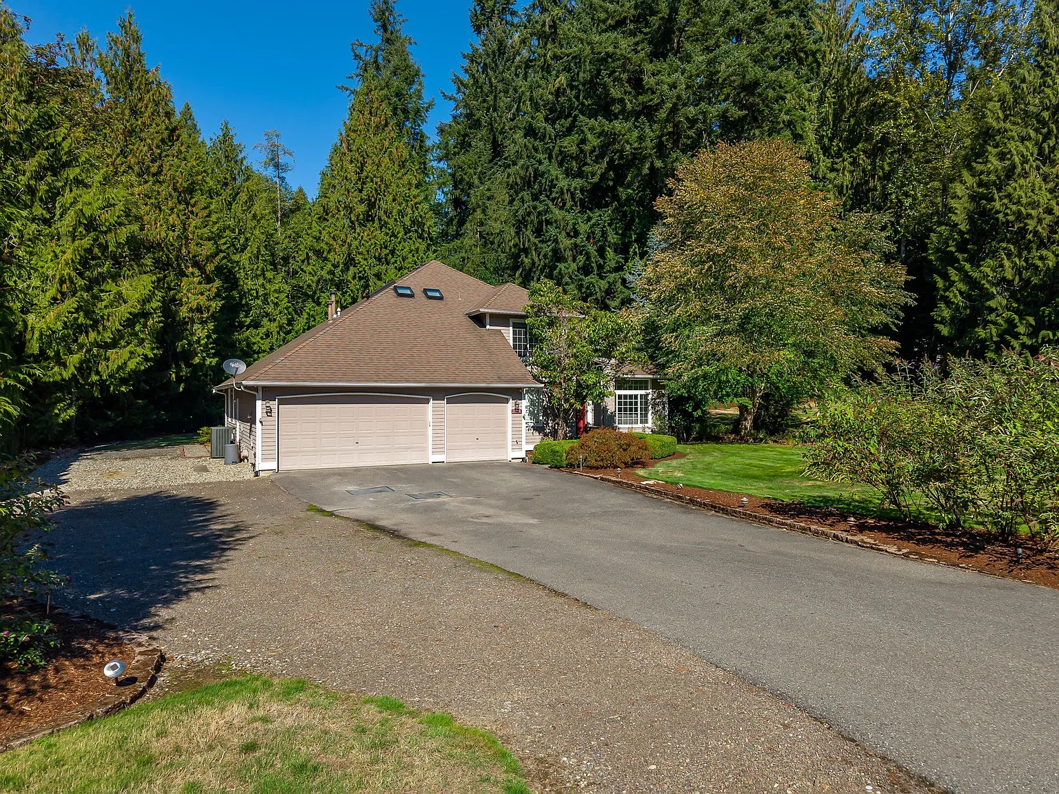 4 bed, 2.5 bath, 2590 sqft, $6,500 — Photo 3