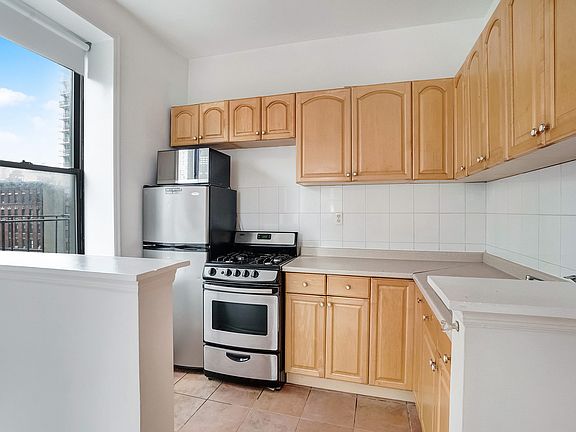 3rd image of 201 E 82nd St #5EE