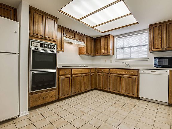3rd image of 136 Grove Pl