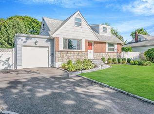 4 Whittier Dr, Greenlawn, NY 11740