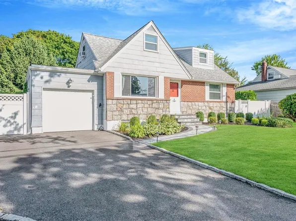 4 Whittier Drive, Greenlawn, NY 11740