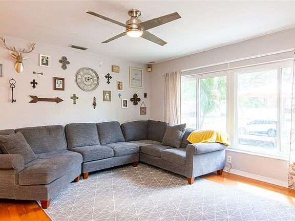 3rd image of 212 Deer Park Ave