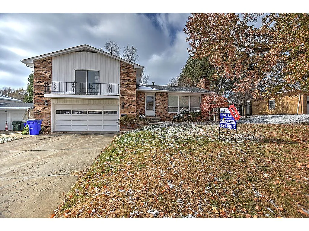 2351 Warwick Dr photo 1