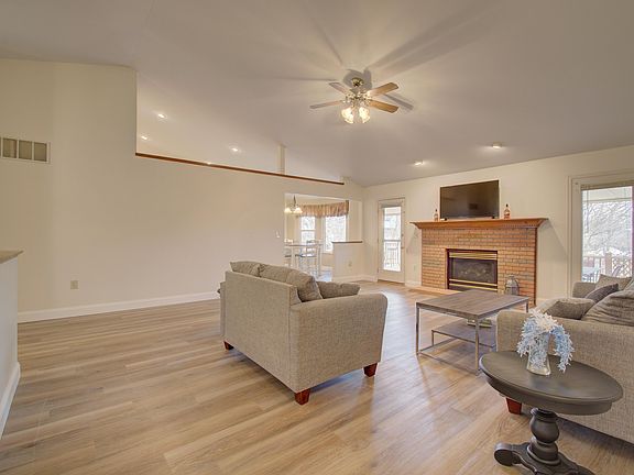 5th image of 7348 Blackstone Dr
