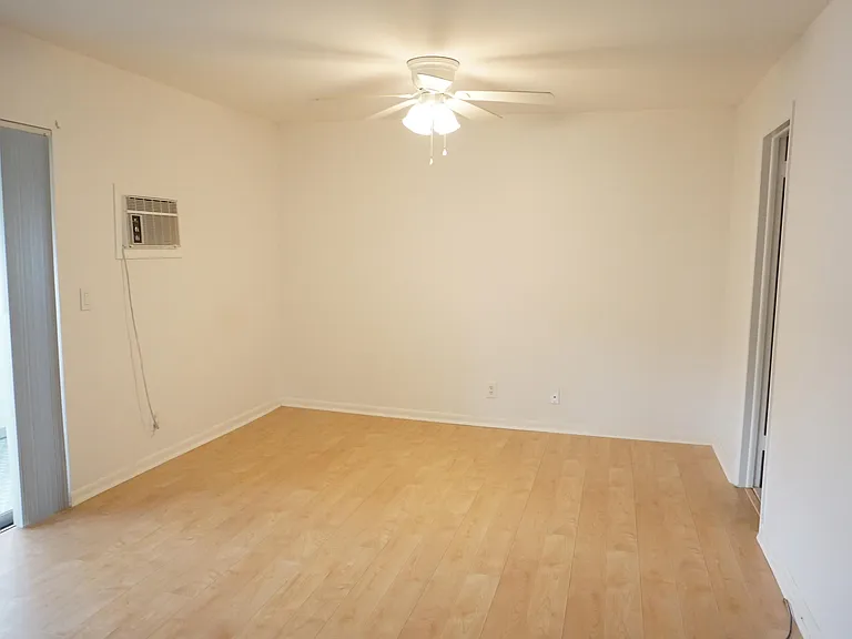 50 Canterbury Dr E #B — Photo 6