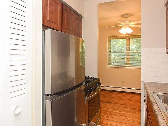 2nd image of 521 W Briar Pl #3-4