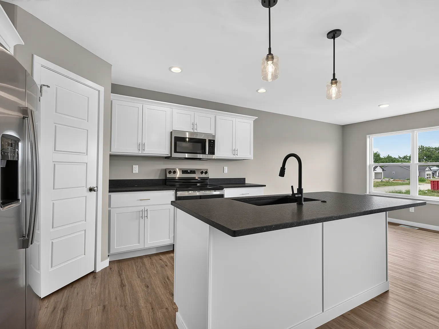 3 bed, 2500 sqft, $3,300 — Photo 2