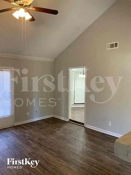 4 bed, 2.0 bath, 1950 sqft, $2,190 — Photo 3