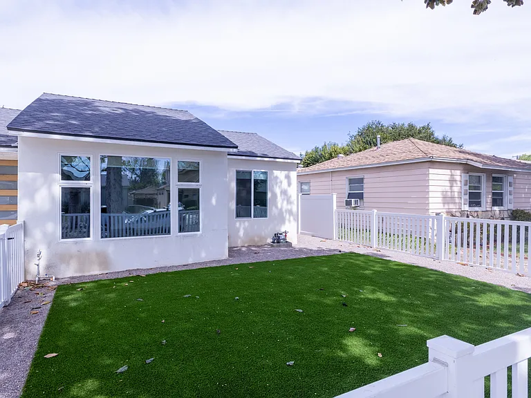 17601 Hamlin St — Photo 28