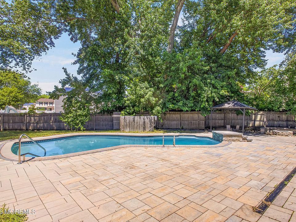 1st image of 6 Fieldstone Lane