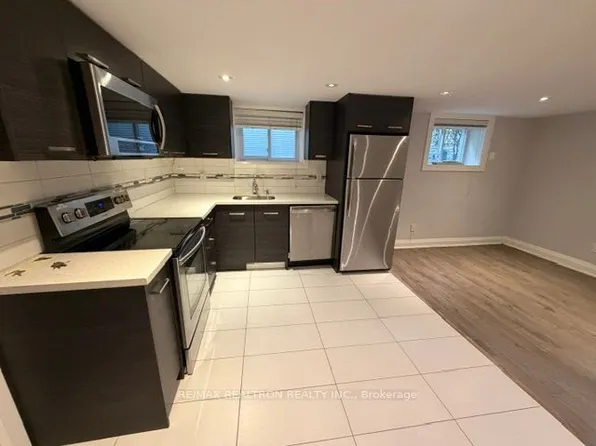 32 College View Ave #4, Toronto, ON M5P 1J4