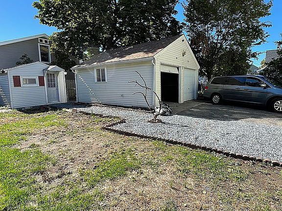 3rd image of 247 Woodward Ave