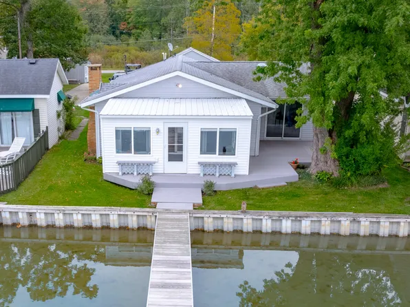 6731 Campau Lake Dr SE, Alto, MI 49302