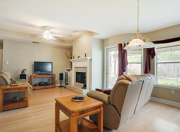 4th image of 2685 Long Branch Dr
