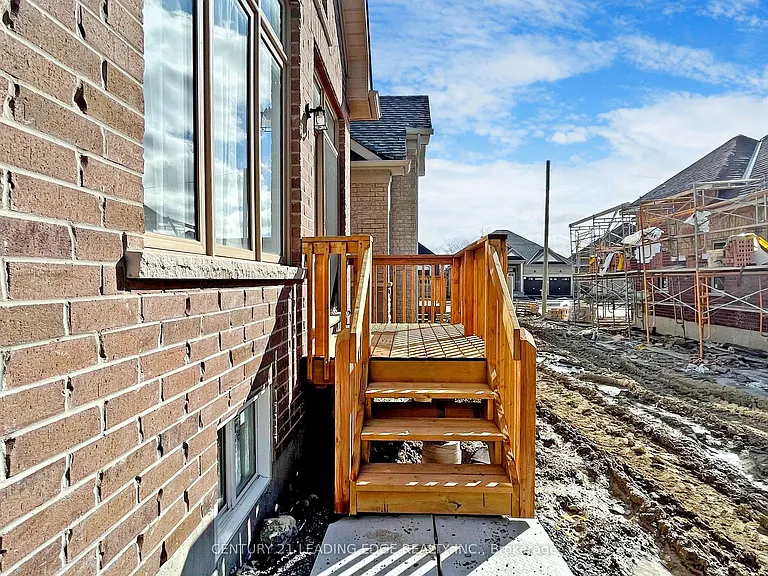 94 Holtby Ct — Photo 42