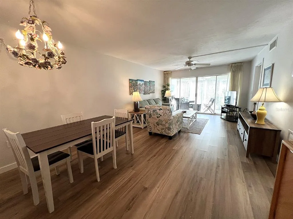 2 bed, 2.0 bath, 1127 sqft, $4,400 — Photo 4