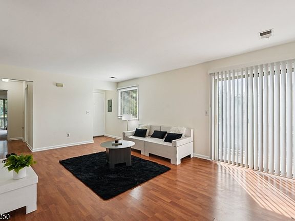 4th image of 44 Hart Dr Unit 44