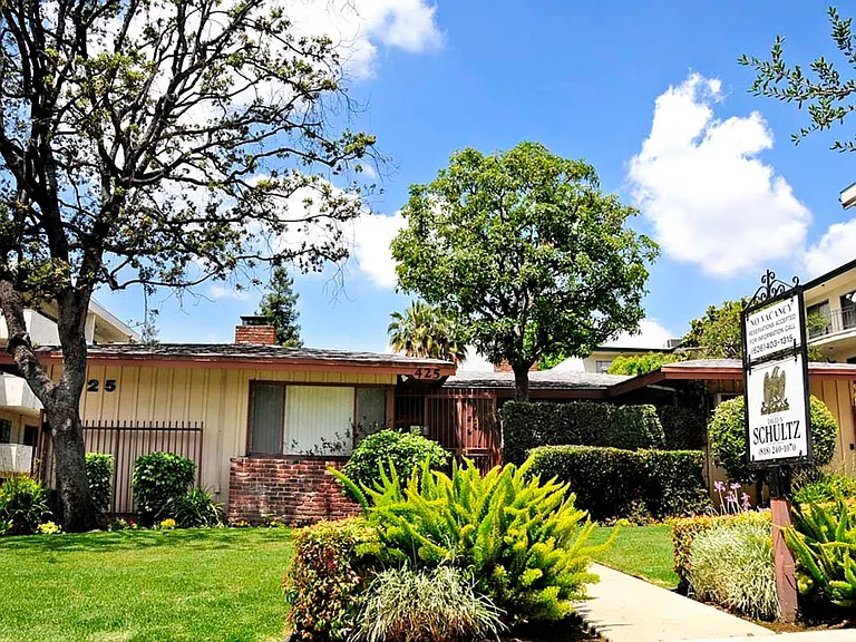 425 S Los Robles Ave — Photo 1
