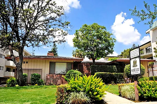 425 S Los Robles Ave Photo 1