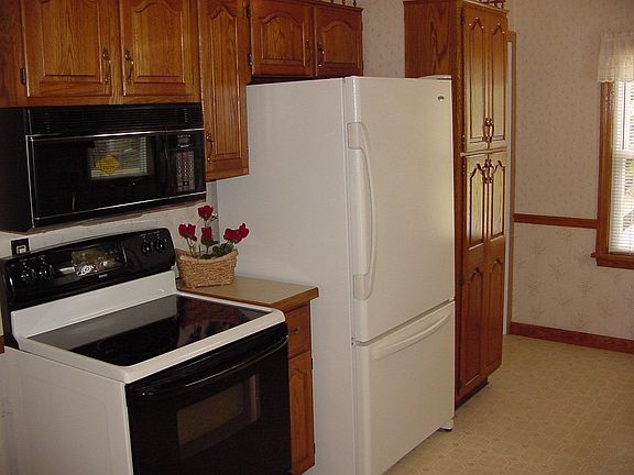 4603 Waseka kitchen oven range ref area
