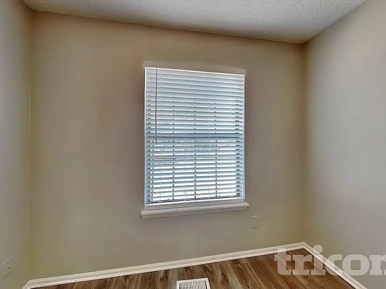 1164 Lewiston St — Photo 6