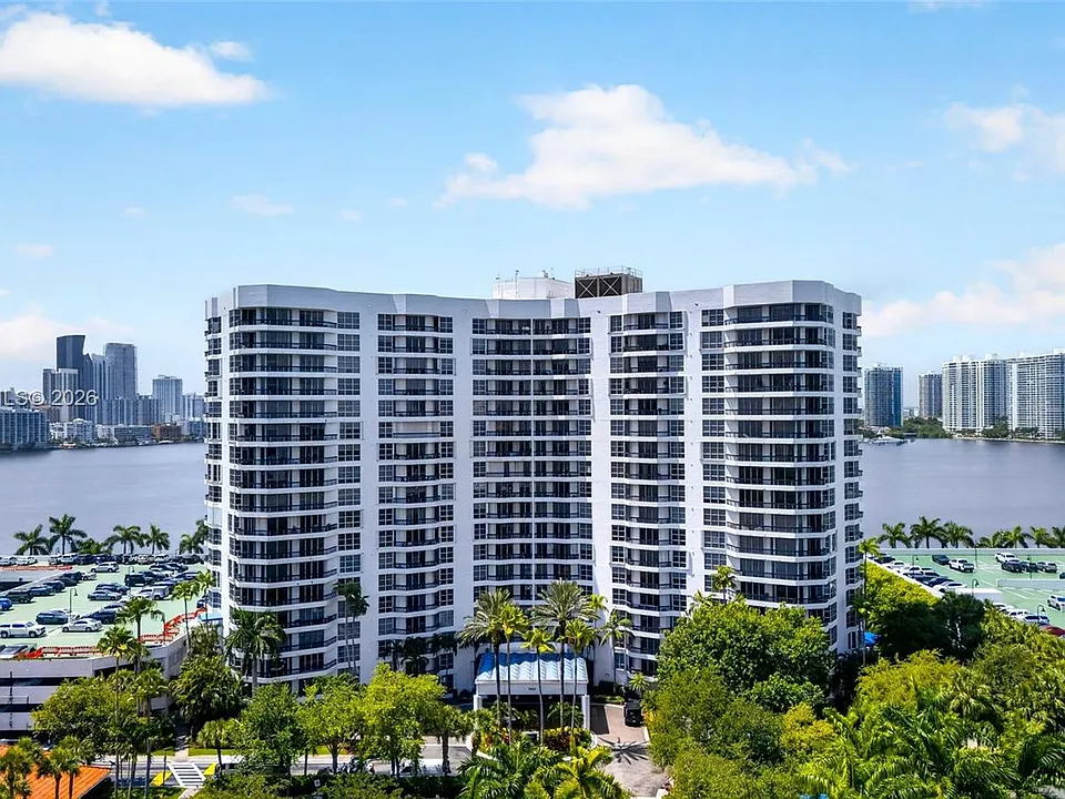3600 Mystic Pointe Dr #310