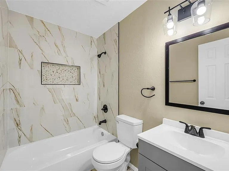703 SE Sullivan Dr — Photo 10