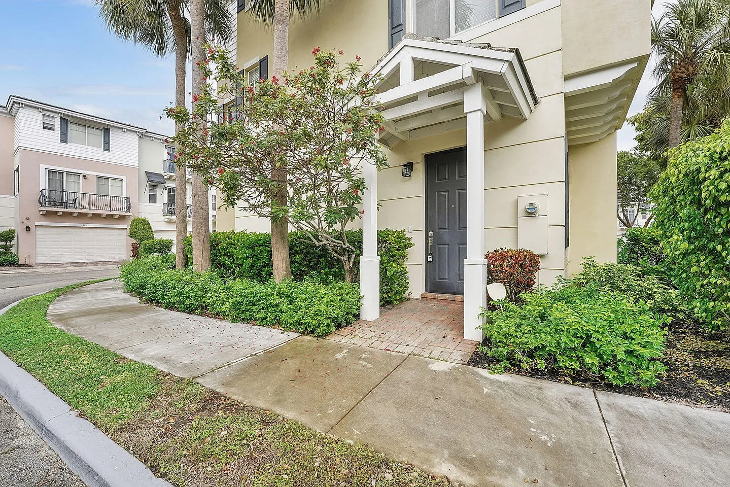 3 bed, 3.5 bath, 1924 sqft, $4,750 — Photo 2