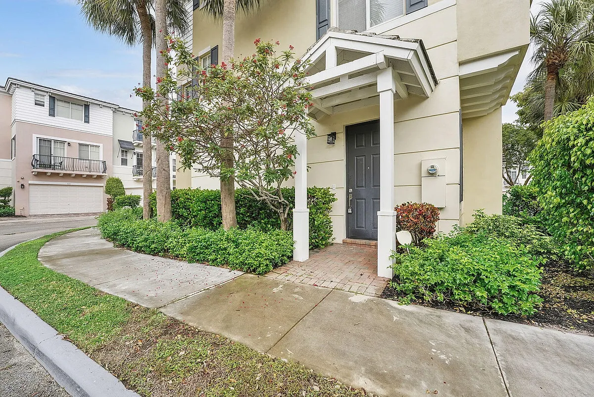 Building Photo - 560 NW 39th Cir #560