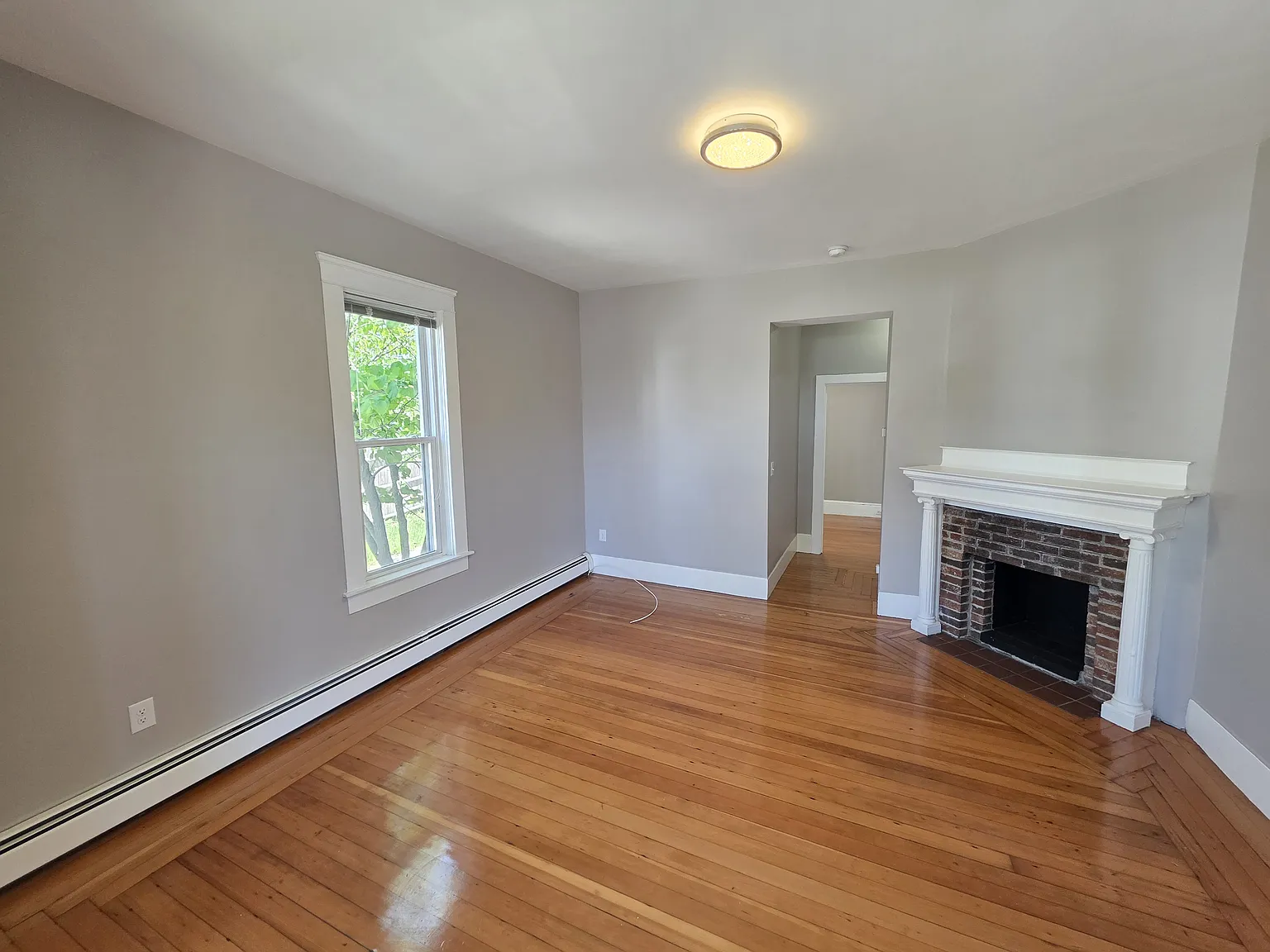  62 Seventh St 1stFlr 2B/2B EastProv! Hardwoods Fireplace! Laundry! — Photo 4