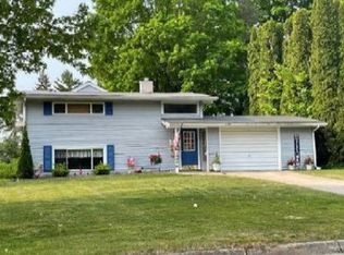 709 Sunset Ln, Cadillac, MI 49601