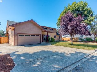 985 Oakway Dr, Coos Bay, OR