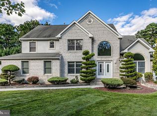 4 Clark Ct, Monroe Township, NJ 08831