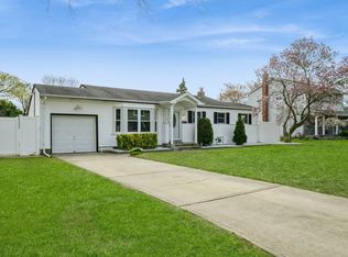 5 Crest Ln, Commack, NY 11725