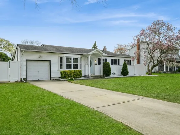 5 Crest Lane, Commack, NY 11725