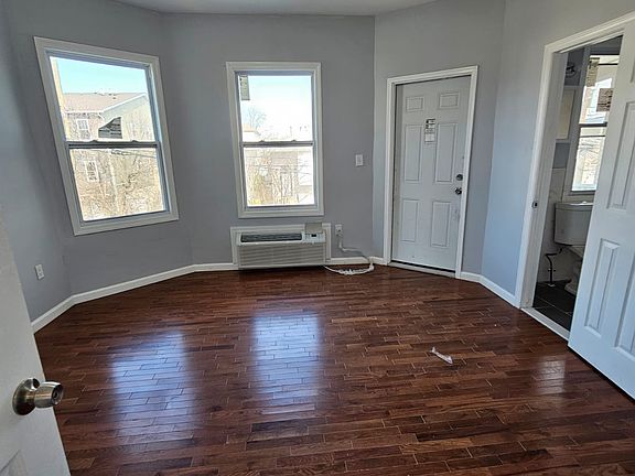 4th image of 76-78 Winthrop St #2