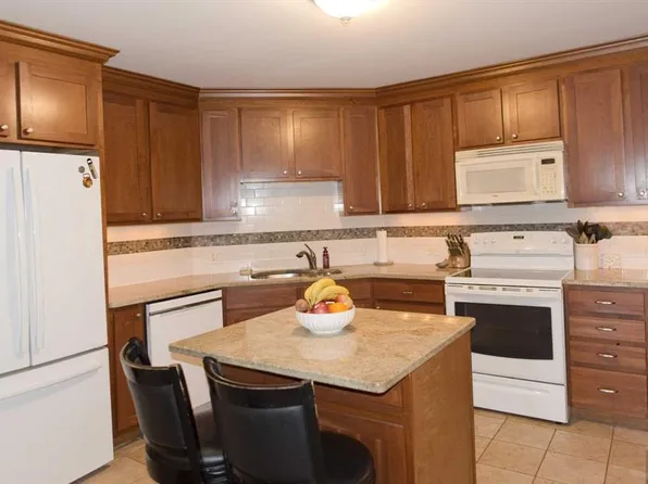 121 Harmon Cove Tower #121, Secaucus, NJ 07094