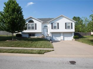 806 Stratford Dr, Raymore, MO 64083