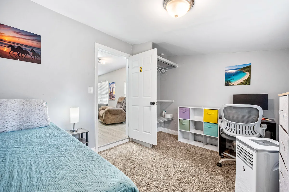 Room 2 Cozy with Desk & Storage - Antilles Ct