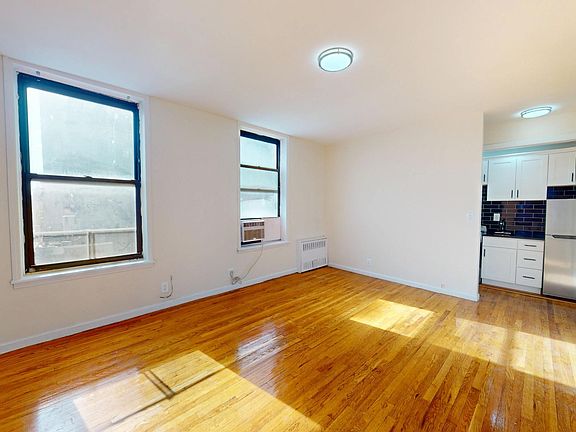 3rd image of 246 E 45th St APT 3F