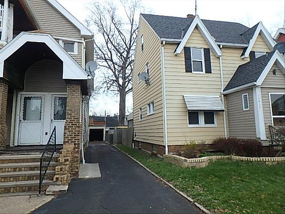 3rd image of 17917 Harland Ave