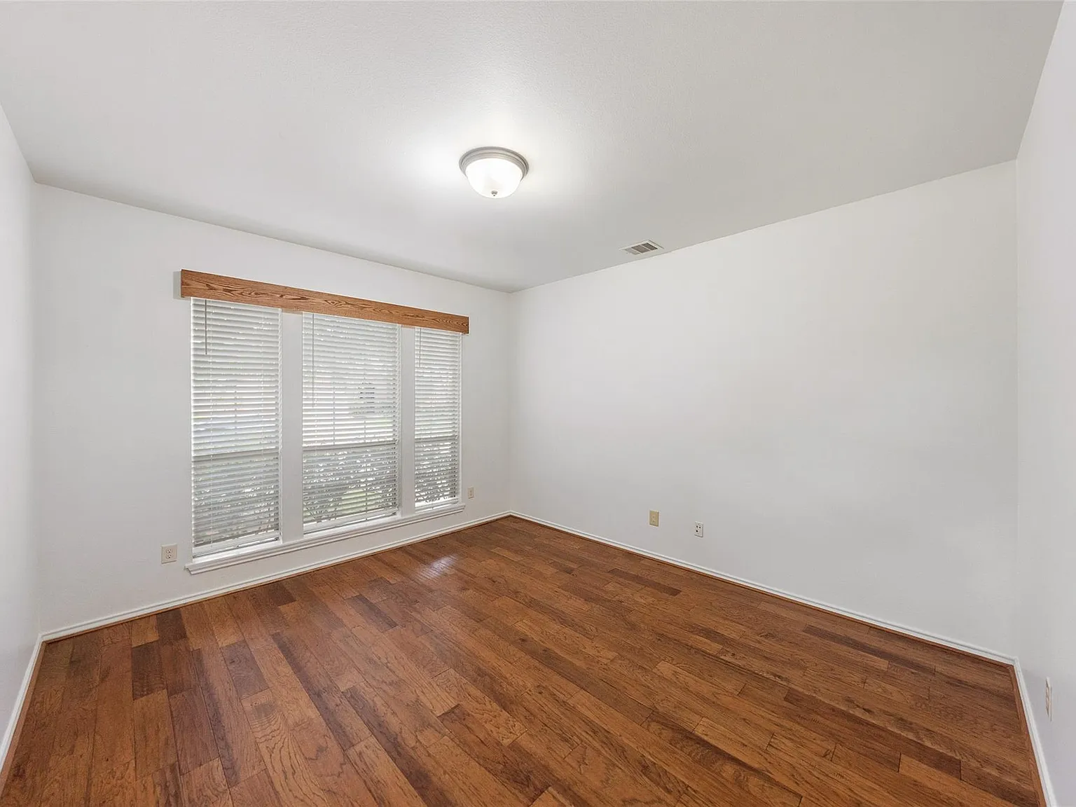5 bed, 3.5 bath, 3584 sqft, $3,950 — Photo 3