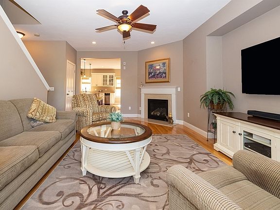 5th image of 33 Parkview St