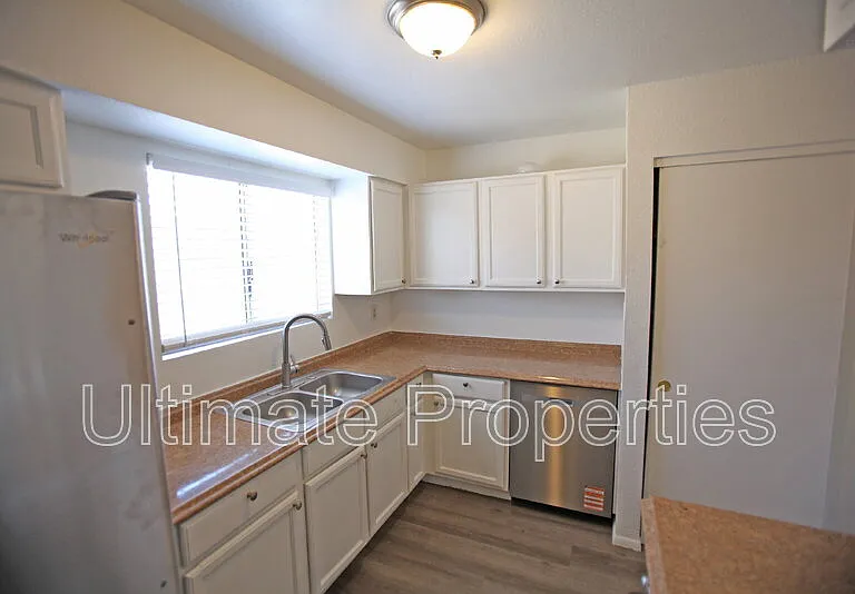 707 N 95th Dr — Photo 3