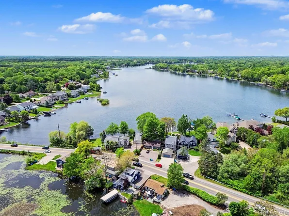 3506 Union Lake Rd, Commerce Township MI